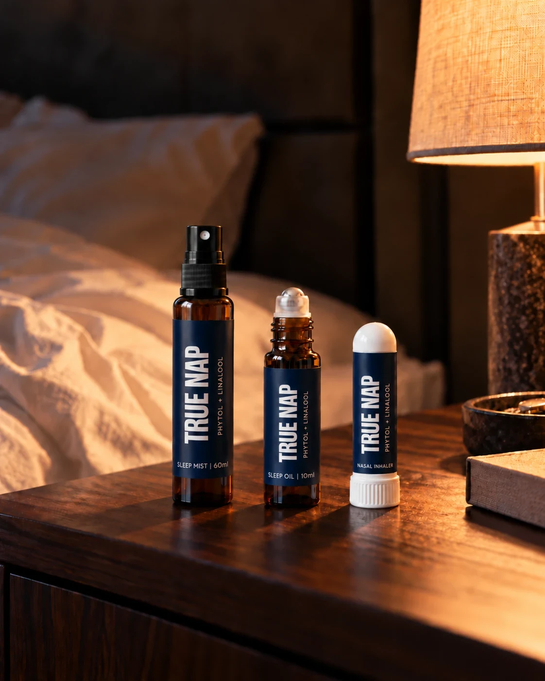 Sleep mist, sleep oil e inhalador TRUE NAP en la mesa de noche